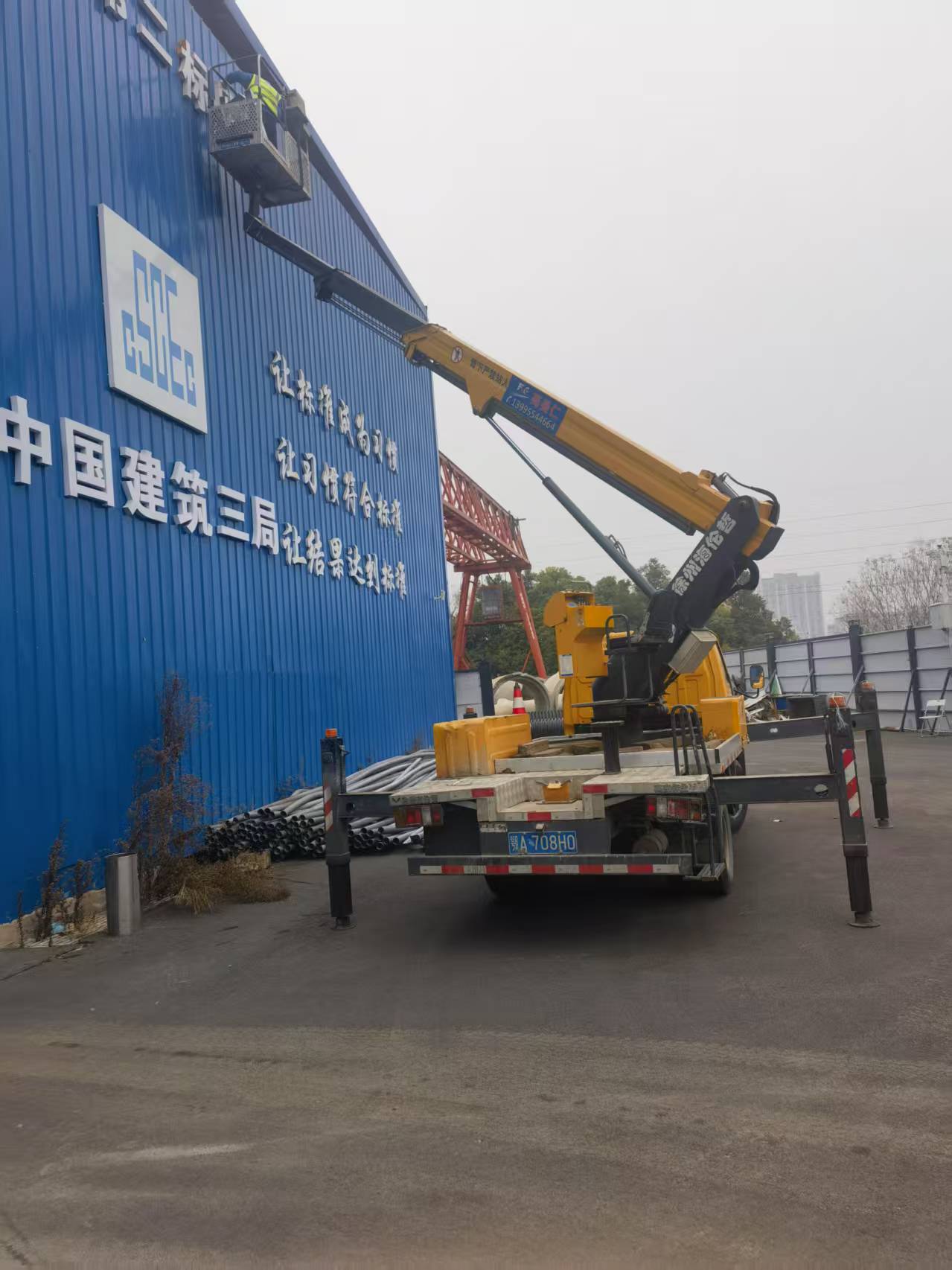 22米車載登高車安裝工地施工標(biāo)識(shí)牌施工現(xiàn)場